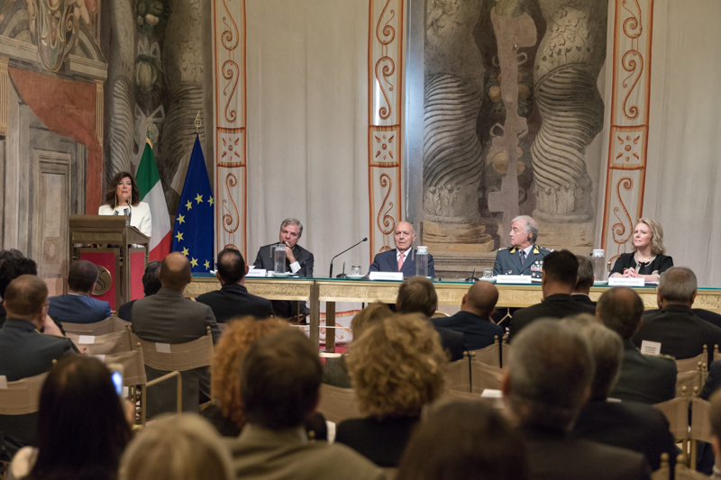 Il Presidente del Senato prende la parola per un indirizzo di saluto.