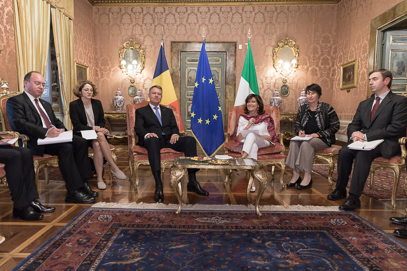 Il Presidente del Senato della Repubblica Italiana e il Presidente della Repubblica di Romania durante l'incontro nel Salotto Rosso dell'Appartamento di Rappresentanza di Palazzo Giustiniani.