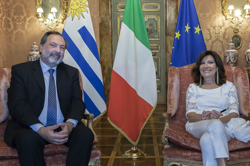 Il Presidente del Senato, Maria Elisabetta Alberti Casellati, e il Presidente della Camera dei Rappresentanti dell'Uruguay, Jorge Gandini, durante l'incontro nel Salotto Rosso dell'Appartamento di rappresentanza di palazzo Giustiniani.