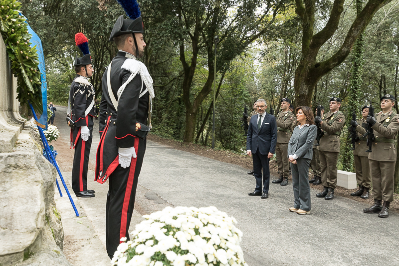 Spoleto. Il Presidente del Senato della Repubblica depone una corona ai Caduti della Prima e Seconda Guerra mondiale