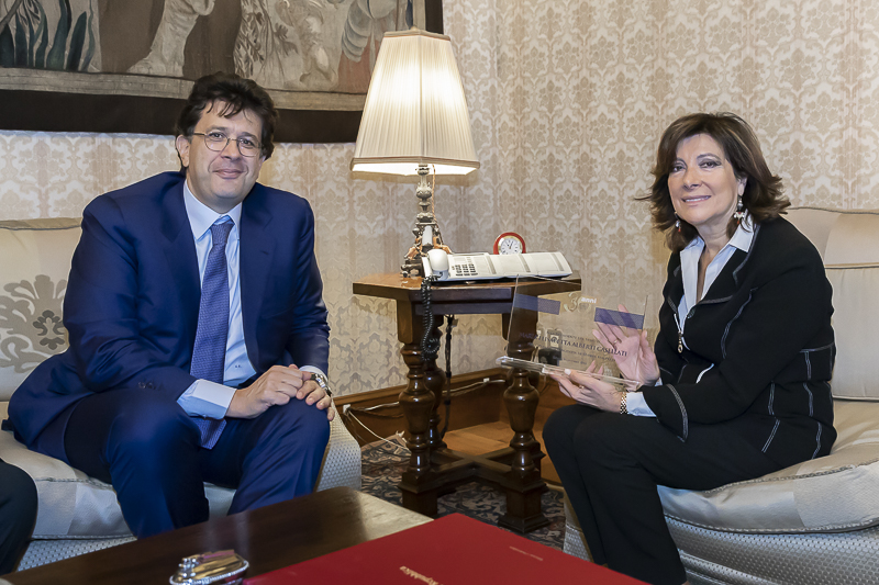 Il Presidente del Senato, Maria Elisabetta Alberti Casellati, riceve un dono da Gaspare Borsellino, Direttore responsabile e Fondatore di Italpress.