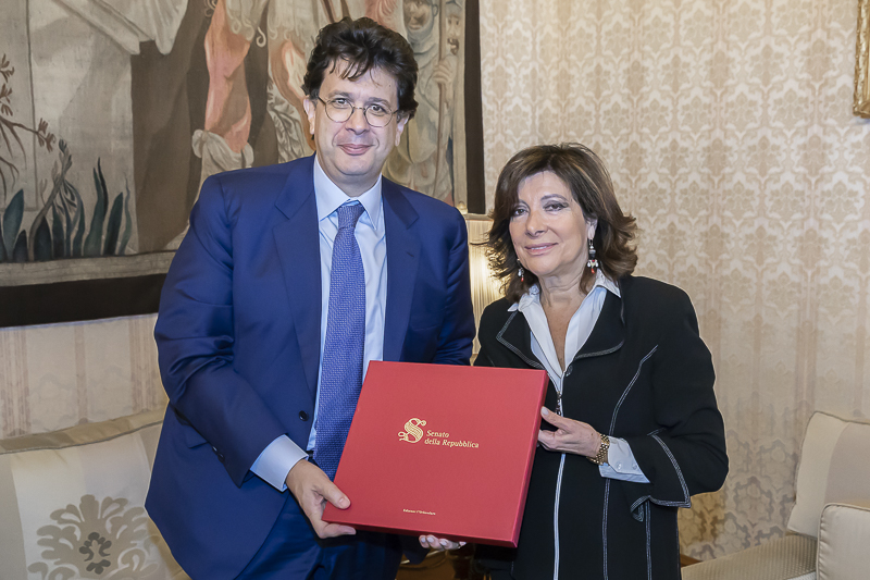 Il Presidente del Senato, Maria Elisabetta Alberti Casellati, consegna un dono al Direttore responsabile e Fondatore di Italpress, Gaspare Borsellino.
