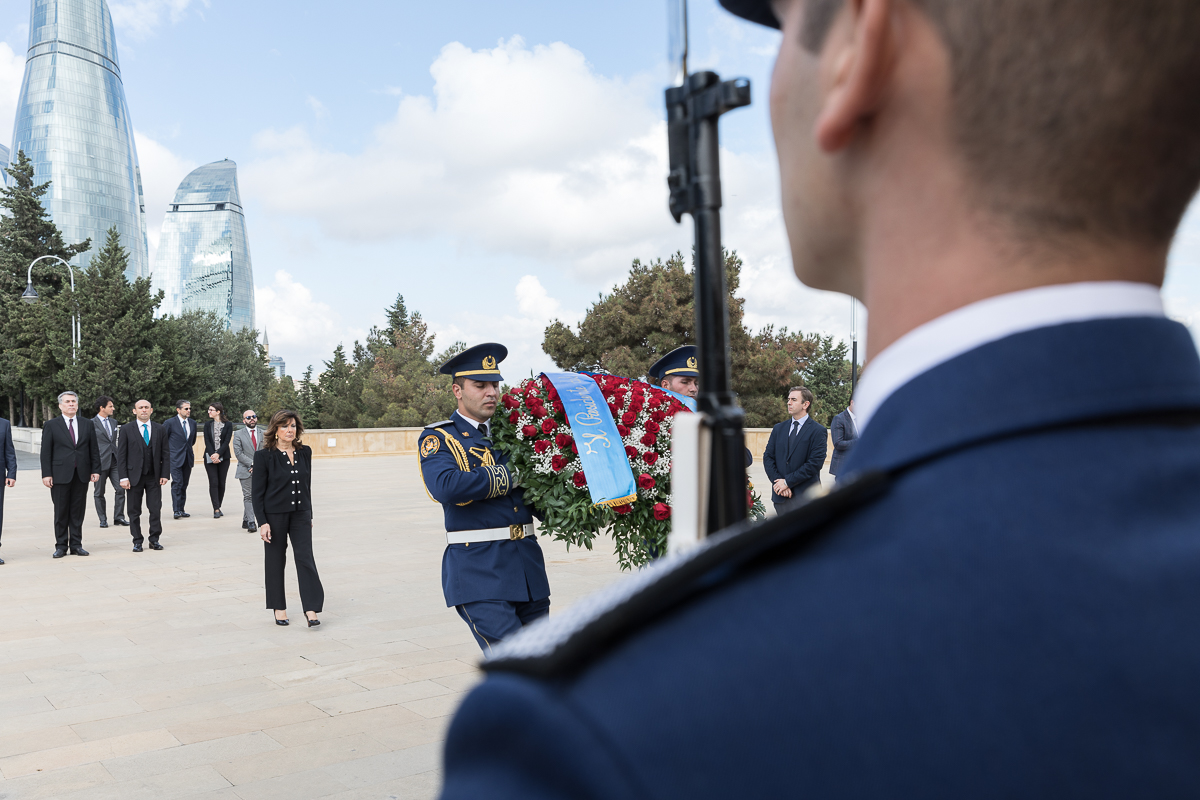 Il Presidente del Senato della Repubblica italiana depone una corona di fiori al Fuoco eterno.