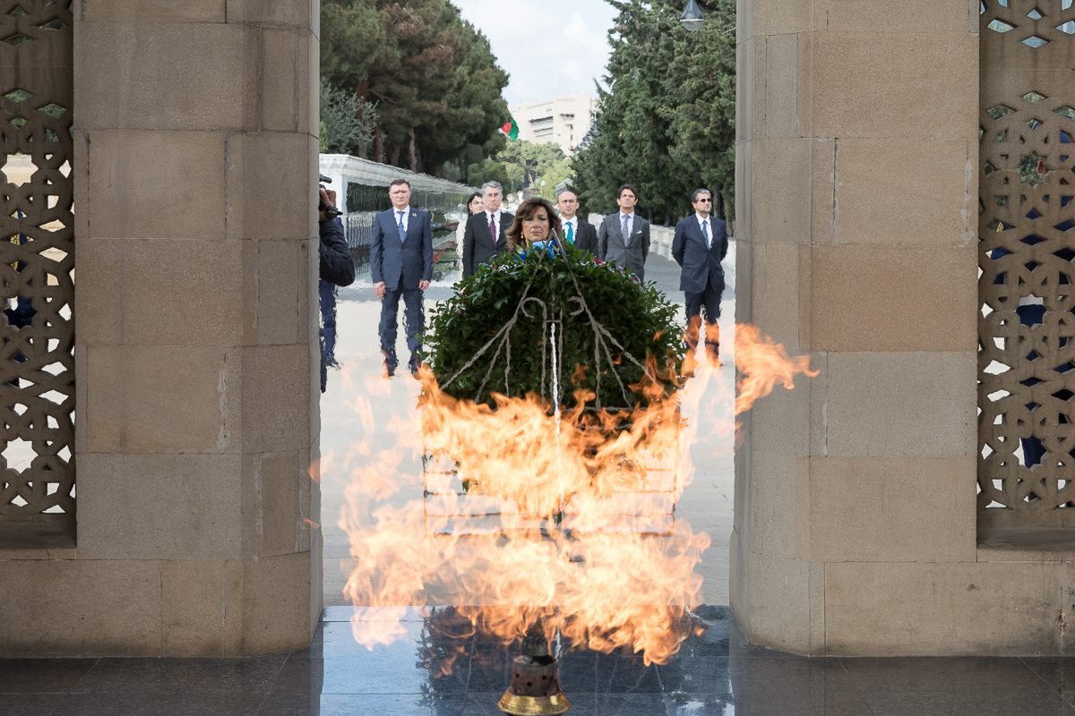 Il Presidente del Senato della Repubblica italiana depone una corona di fiori al Fuoco eterno.