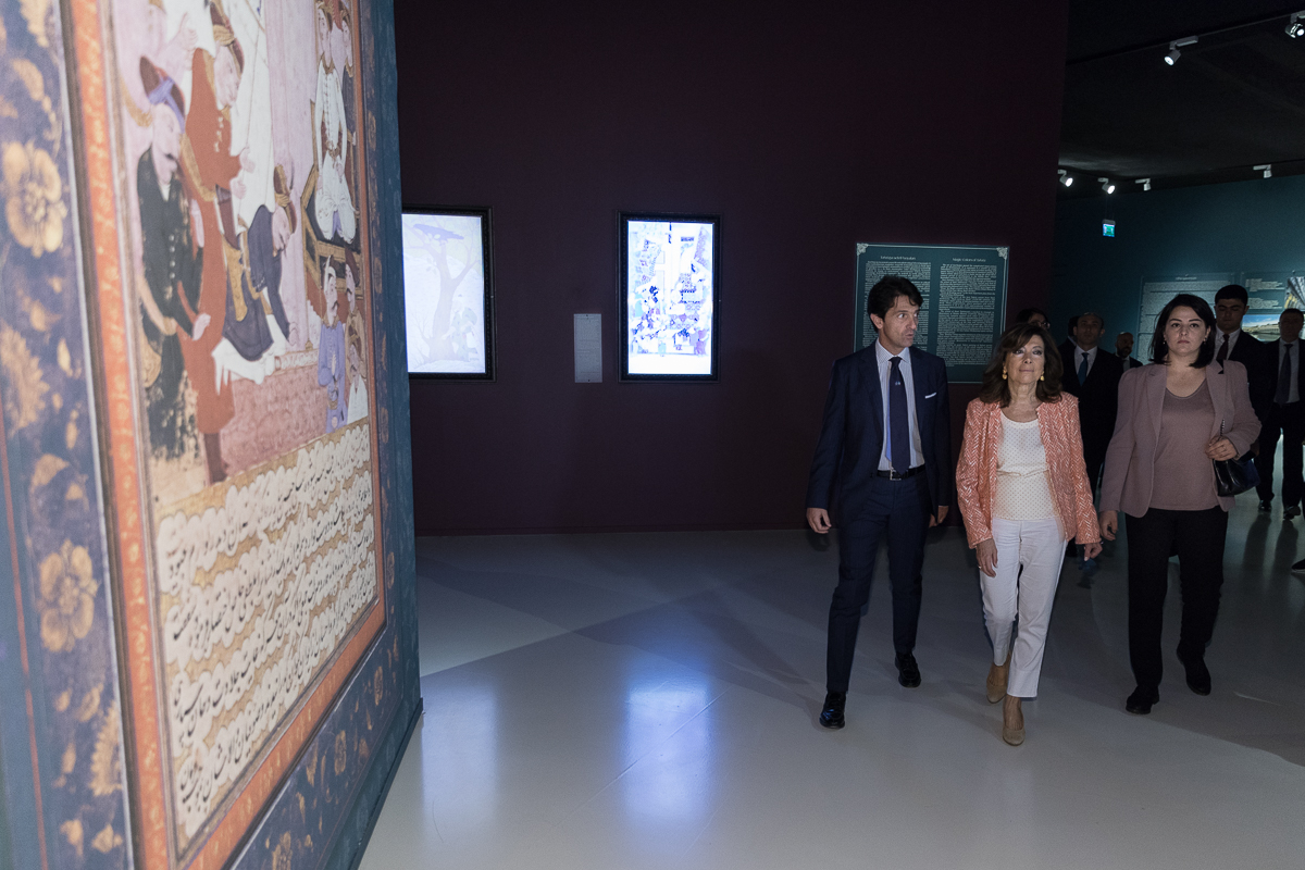 Il Presidente del Senato della Repubblica italiana e l'Ambasciatore d'Italia a Baku, Augusto Massari, visitano la mostra dei ritratti dello Shah Ismail e di suo figlio Tahmasp, organizzata in collaborazione tra le Gallerie degli Uffizi di Firenze e la Fondazione Heydar Aliyev.