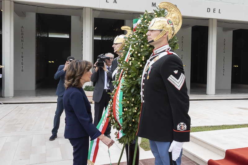 Bari. Il Presidente del Senato, Maria Elisabetta Alberti Casellati, depone la corona d'alloro del Presidente della Repubblica, portata da due Corazzieri, in prossimità del Sacello dei Caduti d'Oltremare.