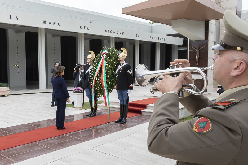 Bari. Il Presidente del Senato, Maria Elisabetta Alberti Casellati, osserva un minuto di raccoglimento.