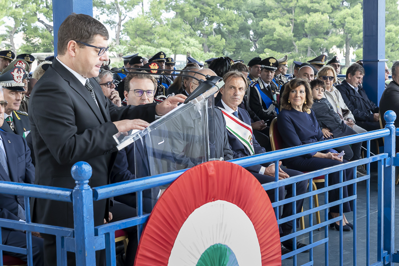 Bari. Il Presidente del Senato, Maria Elisabetta Alberti Casellati, segue l'intervento di Salvatore Giuliano, Sottosegretario di Stato all'Istruzione. Bari. Il Presidente del Senato, Maria Elisabetta Alberti Casellati, segue l'intervento di Salvatore Giuliano, Sottosegretario di Stato all'Istruzione.