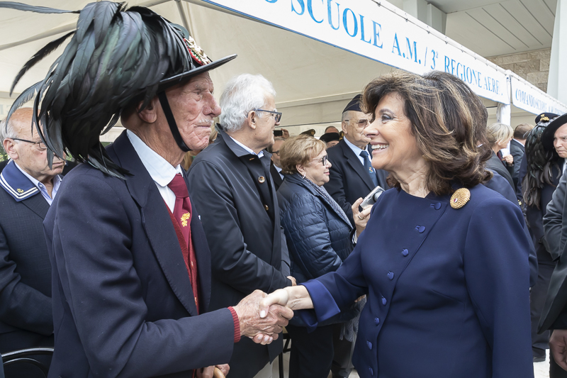 Bari. Il Presidente del Senato, Maria Elisabetta Alberti Casellati, saluta i rappresentanti delle Associazioni Combattentistiche e d'Arma e le Famiglie dei Caduti e Dispersi in Guerra. Bari. Il Presidente del Senato, Maria Elisabetta Alberti Casellati, saluta i rappresentanti delle Associazioni Combattentistiche e d'Arma e le Famiglie dei Caduti e Dispersi in Guerra.