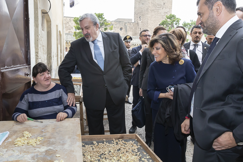 Bari. Il Presidente del Senato, Maria Elisabetta Alberti Casellati, effettua una visita di Bari vecchia. Bari. Il Presidente del Senato, Maria Elisabetta Alberti Casellati, effettua una visita di Bari vecchia.