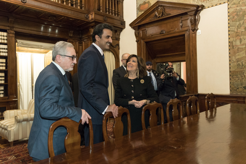 Il Presidente del Senato, Maria Elisabetta Alberti Casellati, e l'Emiro dello Stato del Qatar, Tamim Bin Hamad Al-Thanim, nella Sala della Costituzione di Palazzo Giustiniani.