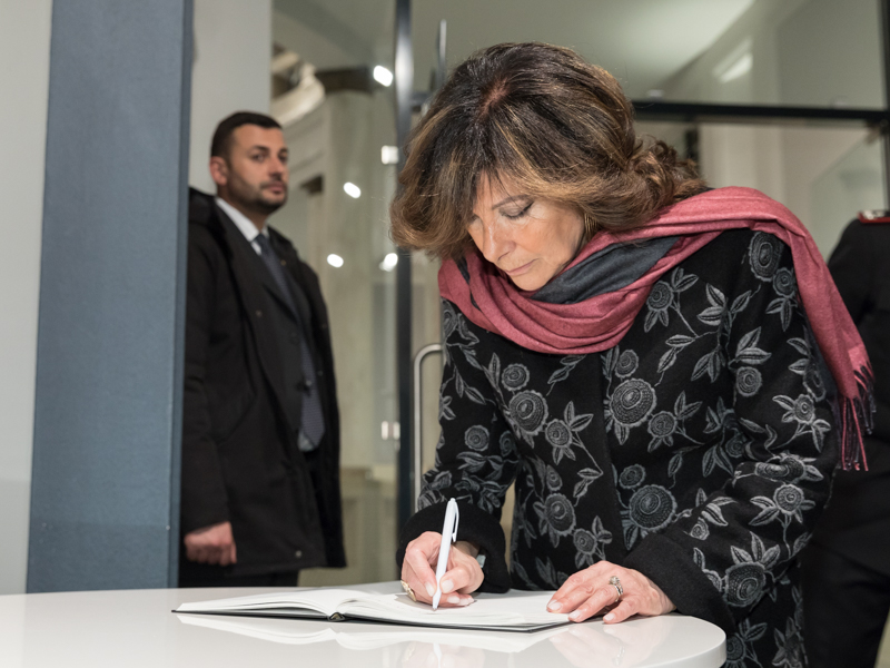 Il Presidente del Senato della Repubblica, Maria Elisabetta Alberti Casellati, firma il libro d'onore della mostra 
