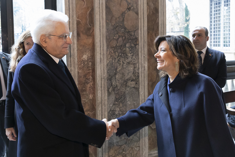 Il Capo dello Stato saluta il Presidente del Senato della Repubblica.