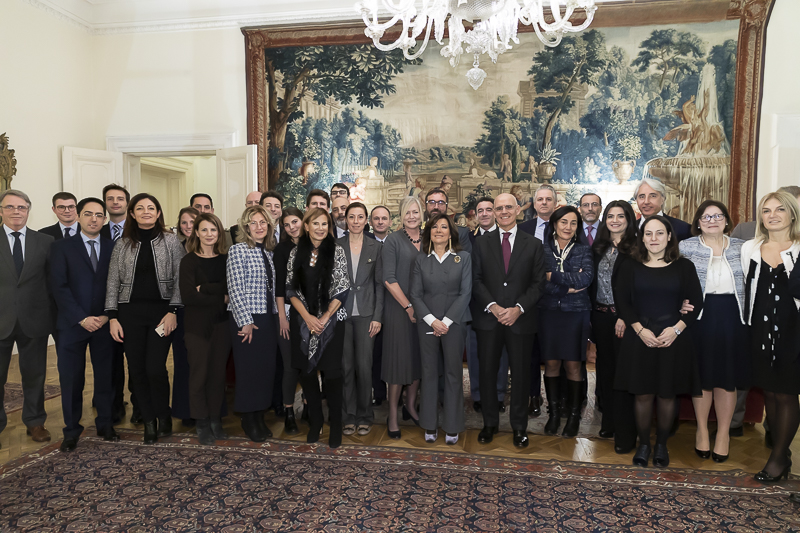 Il Presidente del Senato, Maria Elisabetta Alberti Casellati, incontra il personale dell'Ambasciata d'Italia a Londra. Il Presidente del Senato, Maria Elisabetta Alberti Casellati, incontra il personale dell'Ambasciata d'Italia a Londra.