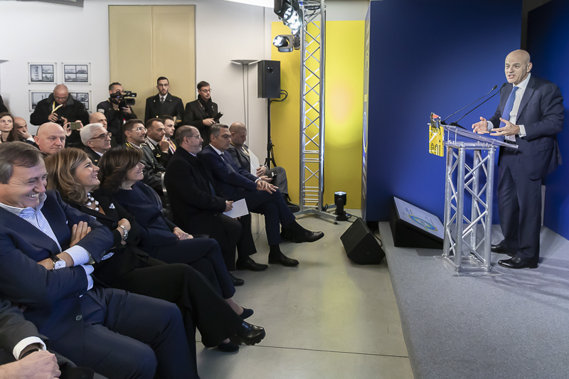 Mestre. Il Presidente del Senato, Maria Elisabetta Alberti Casellati, segue l'intervento di Claudio Descalzi, Amministratore Delegato di ENI, nella Sala Gialla della Bioraffineria. Mestre. Il Presidente del Senato, Maria Elisabetta Alberti Casellati, segue l'intervento di Claudio Descalzi, Amministratore Delegato di ENI, nella Sala Gialla della Bioraffineria.