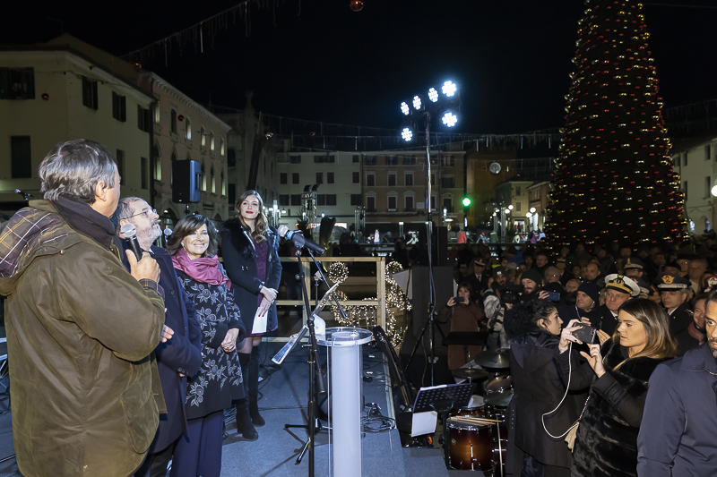 Mestre. Un momento della cerimonia di accensione delle luci natalizie su Venezia Mestre. Un momento della cerimonia di accensione delle luci natalizie su Venezia