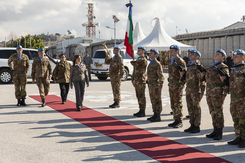 Il Presidente del Senato, Maria Elisabetta Alberti Casellati, passa in rassegna il picchetto d'onore. Il Presidente del Senato, Maria Elisabetta Alberti Casellati, passa in rassegna il picchetto d'onore.