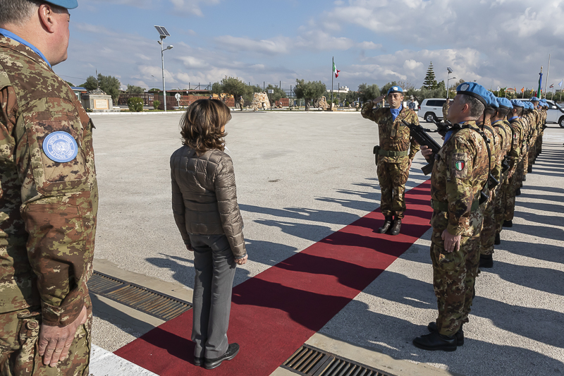 Il Presidente del Senato, Maria Elisabetta Alberti Casellati, riceve il saluto del Comandante della Compagnia d'Onore. Il Presidente del Senato, Maria Elisabetta Alberti Casellati, riceve il saluto del Comandante della Compagnia d'Onore.