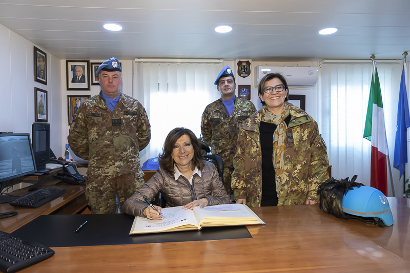 Il Presidente del Senato, Maria Elisabetta Alberti Casellati, firma il libro d'onore. Il Presidente del Senato, Maria Elisabetta Alberti Casellati, firma il libro d'onore.