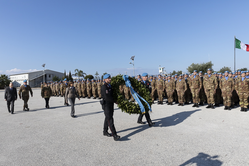 Deposizione di una corona in ricordo dei Militari caduti. Deposizione di una corona in ricordo dei Militari caduti.