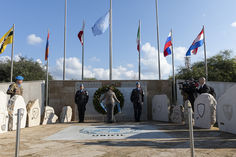 Il Presidente del Senato, Maria Elisabetta Alberti Casellati, aggiusta il nastro della corona. Il Presidente del Senato, Maria Elisabetta Alberti Casellati, aggiusta il nastro della corona.