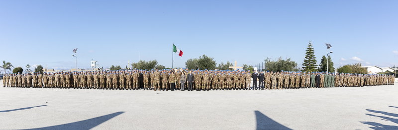 Il Presidente del Senato, Maria Elisabetta Alberti Casellati, posa per una foto ricordo con il Contingente italiano della Base di Sector West. Il Presidente del Senato, Maria Elisabetta Alberti Casellati, posa per una foto ricordo con il Contingente italiano della Base di Sector West.