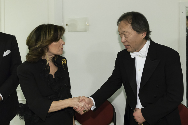 Il Presidente del Senato, Maria Elisabetta Alberti Casellati, saluta il Maestro Myung-Whun Chung. Il Presidente del Senato, Maria Elisabetta Alberti Casellati, saluta il Maestro Myung-Whun Chung.