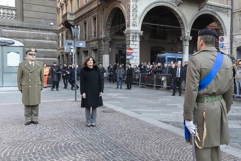 Il Presidente del Senato, Maria Elisabetta Alberti Casellati, accompagnato dal Generale di Brigata Tommaso Vitale, Comandante delle Forze di Difesa Interregionale Nord, riceve gli onori militari.