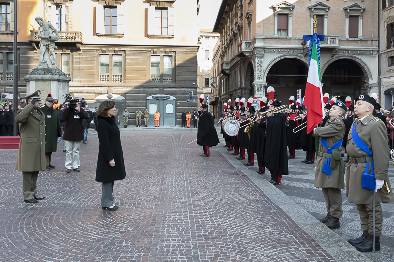 Il Presidente del Senato, Maria Elisabetta Alberti Casellati, passa in rassegna i reparti schierati, e si ferma dinanzi alla bandiera.