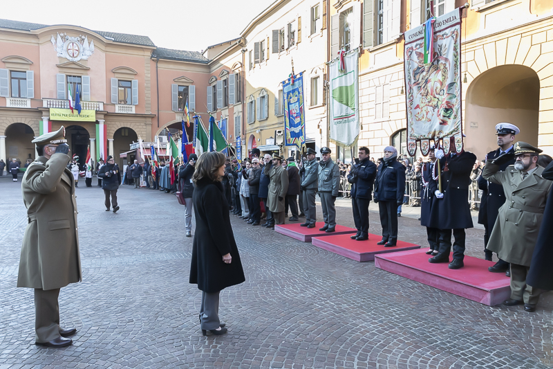 Il Presidente del Senato, Maria Elisabetta Alberti Casellati, passa in rassegna i reparti schierati, e si ferma dinanzi ai gonfaloni.