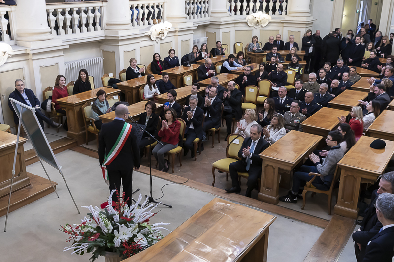 Il Presidente del Senato, Maria Elisabetta Alberti Casellati, segue l'intervento del Sindaco di Reggio Emilia, Luca Vecchi, nella Sala del Tricolore del Palazzo del Comune.