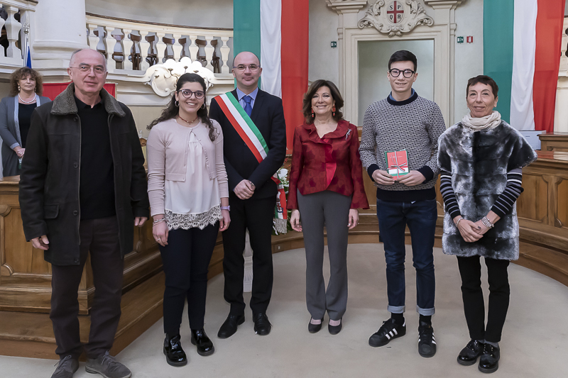 Il Presidente del Senato, Maria Elisabetta Alberti Casellati, unitamente al Sindaco di Reggio Emilia, Luca Vecchi, consegna la Costituzione italiana e la Bandiera alle delegazioni di studenti giunti in rappresentanza delle scuole reggiane. Il Presidente del Senato, Maria Elisabetta Alberti Casellati, unitamente al Sindaco di Reggio Emilia, Luca Vecchi, consegna la Costituzione italiana e la Bandiera alle delegazioni di studenti giunti in rappresentanza delle scuole reggiane.