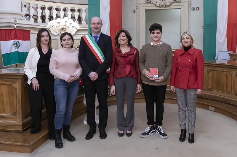 Il Presidente del Senato, Maria Elisabetta Alberti Casellati, unitamente al Sindaco di Reggio Emilia, Luca Vecchi, consegna la Costituzione italiana e la Bandiera alle delegazioni di studenti giunti in rappresentanza delle scuole reggiane. Il Presidente del Senato, Maria Elisabetta Alberti Casellati, unitamente al Sindaco di Reggio Emilia, Luca Vecchi, consegna la Costituzione italiana e la Bandiera alle delegazioni di studenti giunti in rappresentanza delle scuole reggiane.