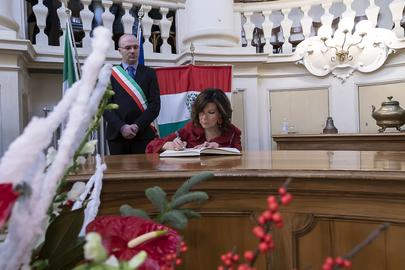 Il Presidente del Senato, Maria Elisabetta Alberti Casellati, firma l'Albo d'Oro nella Sala del Tricolore del Palazzo del Comune. Il Presidente del Senato, Maria Elisabetta Alberti Casellati, firma l'Albo d'Oro nella Sala del Tricolore del Palazzo del Comune.