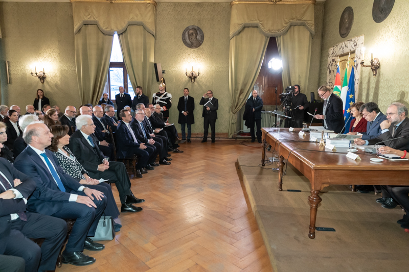 Il Presidente del Senato, Maria Elisabetta Alberti Casellati, e il Presidente della Repubblica, Sergio Mattarella, durante la presentazione. Il Presidente del Senato, Maria Elisabetta Alberti Casellati, e il Presidente della Repubblica, Sergio Mattarella, durante la presentazione.