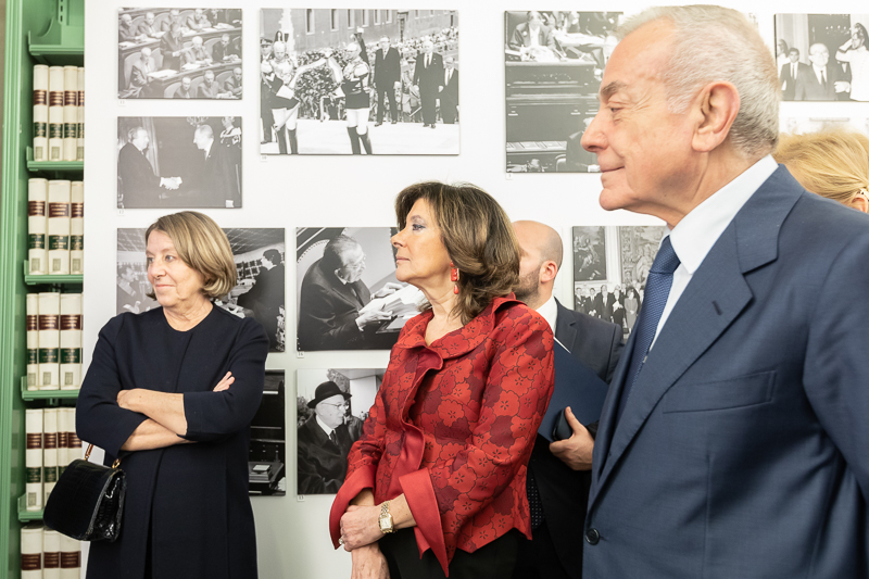 Il Presidente del Senato della Repubblica, Maria Elisabetta Alberti Casellati, durante la mostra fotografica.