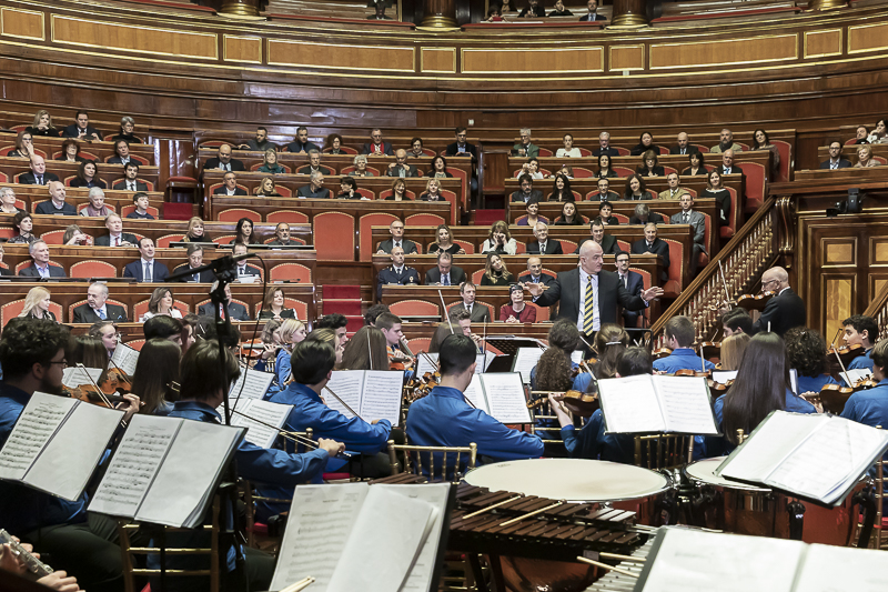 La JuniOrchestra dell'Accademia Nazionale di Santa Cecilia, diretta dal Maestro Simone Genuini, con la partecipazione del Maestro Salvatore Accardo, in occasione del concerto nell'Aula legislativa di Palazzo Madama. La JuniOrchestra dell'Accademia Nazionale di Santa Cecilia, diretta dal Maestro Simone Genuini, con la partecipazione del Maestro Salvatore Accardo, in occasione del concerto nell'Aula legislativa di Palazzo Madama.