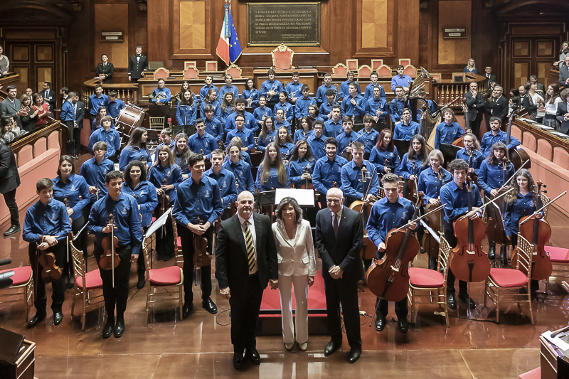 Il Presidente del Senato, Maria Elisabetta Alberti Casellati, posa per una foto ricordo con la JuniOrchestra dell'Accademia Nazionale di Santa Cecilia, unitamente al Maestro Simone Genuini e al Maestro Salvatore Accardo. Il Presidente del Senato, Maria Elisabetta Alberti Casellati, posa per una foto ricordo con la JuniOrchestra dell'Accademia Nazionale di Santa Cecilia, unitamente al Maestro Simone Genuini e al Maestro Salvatore Accardo.