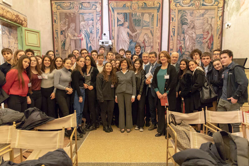 Il Presidente del Senato, Maria Elisabetta Alberti Casellati, al termine del seminario con alcuni giovani presenti.