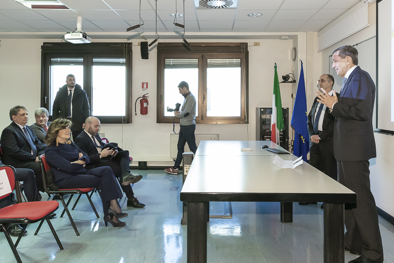 Il Presidente del Consorzio RFX, Francesco Gnesotto, illustra al Presidente del Senato, Maria Elisabetta Alberti Casellati, le attività condotte. Il Presidente del Consorzio RFX, Francesco Gnesotto, illustra al Presidente del Senato, Maria Elisabetta Alberti Casellati, le attività condotte.
