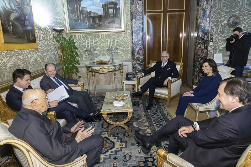 Il Presidente del Senato, Maria Elisabetta Alberti Casellati, attende l'arrivo del Capo dello Stato nello studio del Presidente del Consiglio di Stato, unitamente alle altre Autorità.