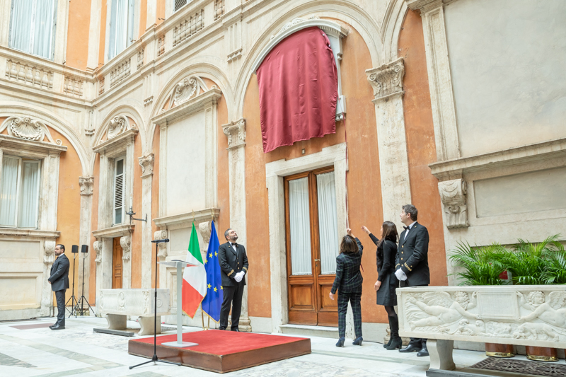 Il Presidente del Senato della Repubblica scopre la lapide commemorativa della prima seduta del Senato del Regno Il Presidente del Senato della Repubblica scopre la lapide commemorativa della prima seduta del Senato del Regno