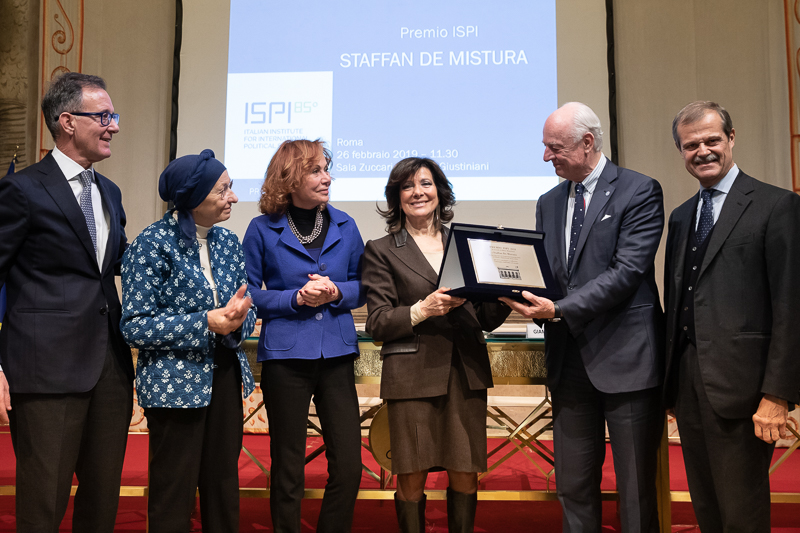 Il Presidente del Senato, Maria Elisabetta Alberti Casellati, consegna il Premio ISPI 2018 a Staffan De Mistura. Il Presidente del Senato, Maria Elisabetta Alberti Casellati, consegna il Premio ISPI 2018 a Staffan De Mistura.