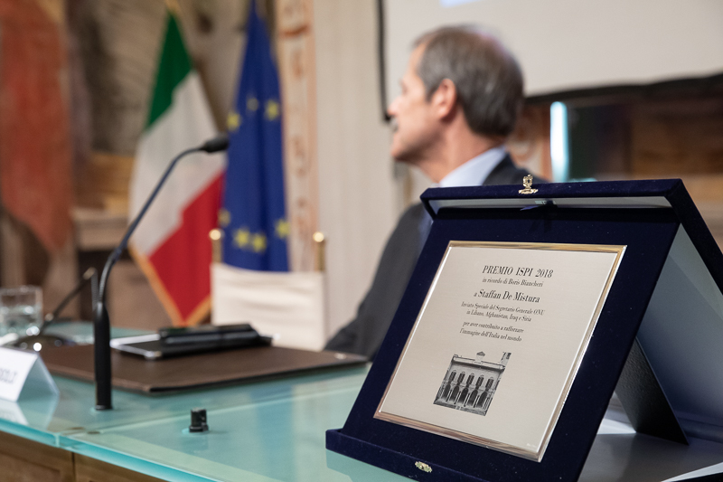 Il Presidente del Senato, Maria Elisabetta Alberti Casellati, consegna il Premio ISPI 2018 a Staffan De Mistura. Il Presidente del Senato, Maria Elisabetta Alberti Casellati, consegna il Premio ISPI 2018 a Staffan De Mistura.