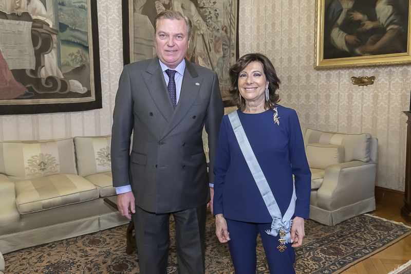 Nella foto il Presidente del Senato, Maria Elisabetta Alberti Casellati, e il Principe Carlo di Borbone delle Due Sicilie.