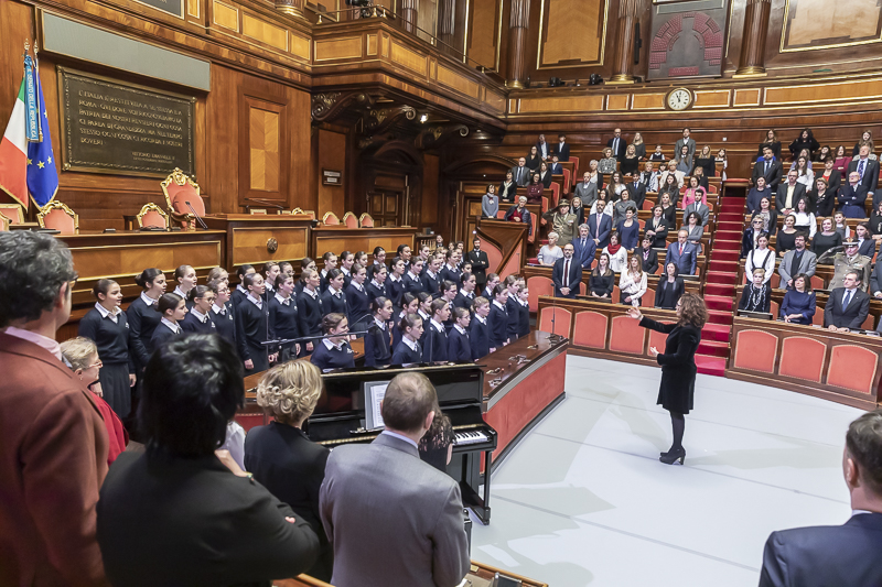 Il Coro delle Voci Bianche del Teatro dell'Opera di Roma, diretto da Isabella Giorcelli, accompagnato al pianoforte da Susanna Piermartiri, esegue l'Inno Nazionale. Il Coro delle Voci Bianche del Teatro dell'Opera di Roma, diretto da Isabella Giorcelli, accompagnato al pianoforte da Susanna Piermartiri, esegue l'Inno Nazionale.