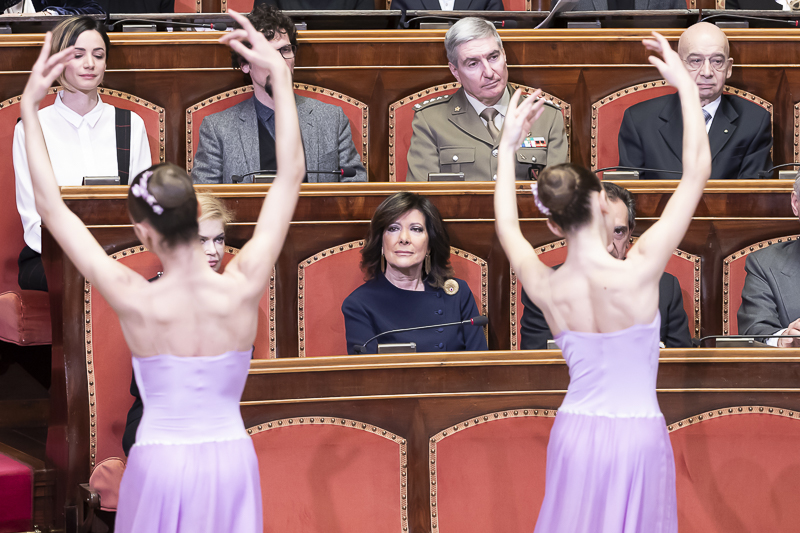 Il Presidente del Senato, Maria Elisabetta Alberti Casellati, segue l'esibizione delle allieve della Scuola di Danza del Teatro dell'Opera di Roma. Il Presidente del Senato, Maria Elisabetta Alberti Casellati, segue l'esibizione delle allieve della Scuola di Danza del Teatro dell'Opera di Roma.