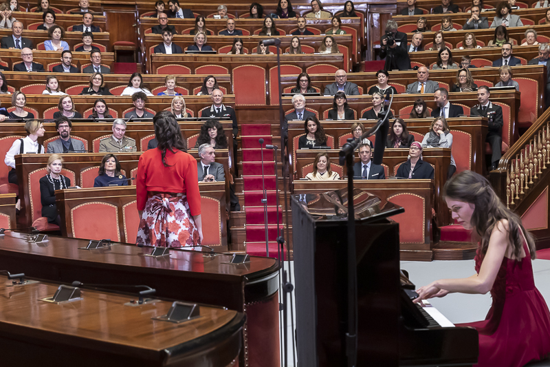 Il Presidente del Senato, Maria Elisabetta Alberti Casellati, segue l'esibizione di Sara Rocchi e Elena Burova.