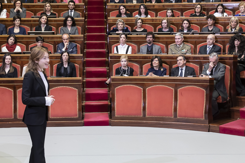 Il Presidente del Senato, Maria Elisabetta Alberti Casellati, segue il monologo di Cristiana Capotondi. Il Presidente del Senato, Maria Elisabetta Alberti Casellati, segue il monologo di Cristiana Capotondi.