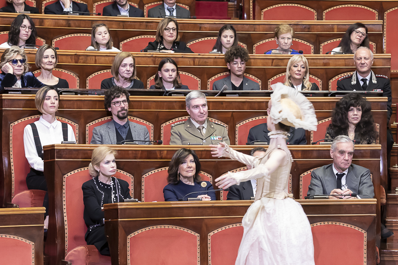 Il Presidente del Senato, Maria Elisabetta Alberti Casellati, segue l'esibizione degli allievi della Scuola di Danza del Teatro dell'Opera di Roma.